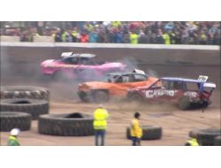 Çarpışan Araçların İçinde Ölümle Burun Buruna Yarışıyorlar