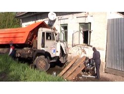 Rusya’da Kamyon Tek Katlı Binaya Girdi; Anne Öldü, Bebeği Yaralı