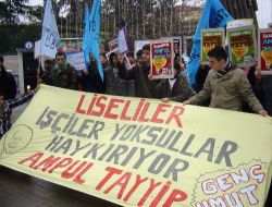 Liseli Öğrencilerden Tiyatrolu Protesto