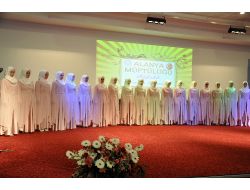 Alanya'da Bayan Hafızlara Taç, Erkeklere Cübbe Giydirildi