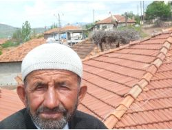 51 Yıldır Evinin Çatısında Leylekleri Misafir Ediyor