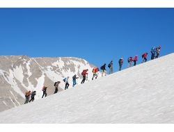 Olimpiyat Bayrağı, Medetsiz Dağı'nın Zirvesinde