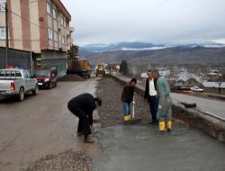 Suşehri'nde Bozulan Yollara Beton Dökülüyor