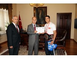 Hastanede Kayıt Elemanı Sarı, Dünya Şampiyonu Oldu, Ödülü Kaptı