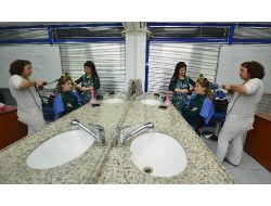 İzmir Büyükşehir Belediyesi'nin Meslek Edindirme Kursları İlgi Görüyor