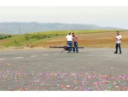 Mamak'ta Radyo Kontrollü Model Uçak Pisti Açıldı