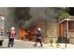 Alev Alev Yanan Otomobilin Önünde 'Kaput' Tartışması