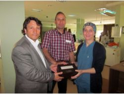 Yılın Hemşiresine Nostaljik Radyo Hediye Edildi