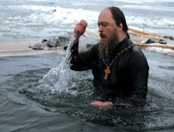 Moskovalılar Buzlu Suda Vaftiz Bayramı'nı Kutlayacak!!