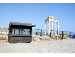 Side'de Tapınaklar Bölgesi Tel Örgü İle Koruma Altına Alındı