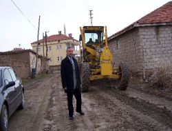 Şarkışla Gürçayır Belediyesi, Parasızlıktan Bozuk Yola Asfalt Yerine Kum Döküyor