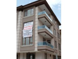 Ev Sahibi Müteahhite, Dev Afişle Teşekkür Etti