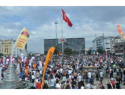 Taksim'e Öcalan Posterleriyle Geldiler