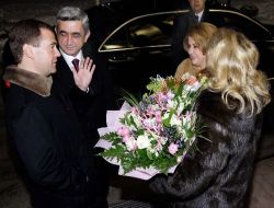 Medvedev'den Sarkisyan'a Sıcak Karşılama
