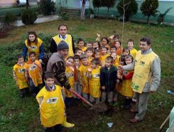 İlköğretim Öğrencileri, Harçlıkları İle Okulun Bahçesini Ağaçlandırdı