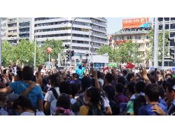 Polisten Liselilere 'Lütfen Okulunuza Dönün' Çağrısı