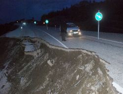 6 Ay Önce Trafiğe Açılan Kardeşlik Yolunda Otomobil Yutacak Büyüklükte Oyuklar Oluştu