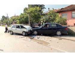 Akyazı'da Trafik Kazası: 2 Yaralı