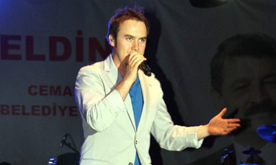 Ceceli ünlü arkadaşlarını Twitter'dan sildi