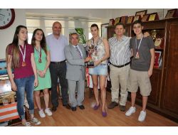 Şampiyon Basketbolcular Vali Yardımcısı Arslan'ı Ziyaret Etti