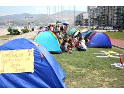 İzmir'de Tansiyon Düştü, Eylemciler Kurdukları Çadırda Kalıyor