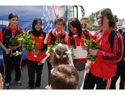 Türkçenin Çocukları, Kocaeli'nde Güllerle Karşılandı