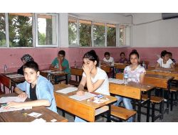 Öğrenciler Sbs'de, Veliler Heyecanlı Bekleyişte