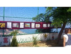 Öğrenciler Resimlerini Okulun Bahçesinde Sergiledi