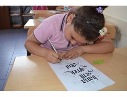 Kurduğu Kulüple Öğrencilere Hat Sanatını Öğretiyor