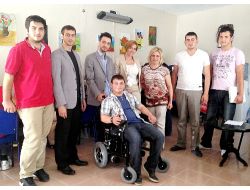 Ak Parti'li Gençlerden Engelliler Derneği'ne Akülü Sandalye