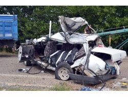 Kamyon İle Otomobil Kafa Kafaya Çarpıştı: 1 Ölü, 3 Yaralı