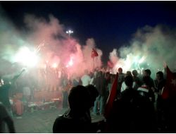 İZMİR'DE MEŞALELİ 'GEZİ PARKI' EYLEMİ