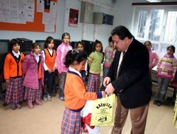 Mevsimlik İşçilerin Çocuklarına Kırtasiye Ve Giysi Yardımı Yapıldı