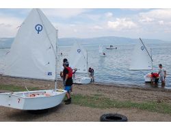 İznik Gölü'ne Dalan Milletvekili Aydın, Su Altında Temizlik Yaptı