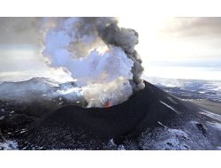 Kamçatka Volkanı Hareketlendi, Küller 9 Bin Metreye Yükseldi