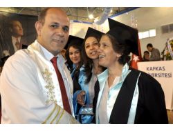 52 Yaşında Devlet Memuru Azmetti Kafkas Üniversitesi'nden Mezun Oldu