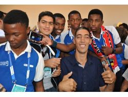 Dünya Çocuklarını Dünyanın En Uzun Adamı Karşıladı