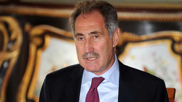 Sandalyeyi yere çarpıp çıktı!