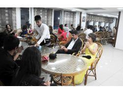 Batman Üniversitesi'nde Türkçe Ve Kürtçe Parçalarla Mezuniyet Balosu