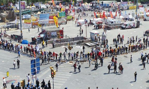 TAKSİM'DE İNSAN ZİNCİRİ