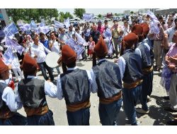 Dünya Çocukları'na Coşkulu Karşılama