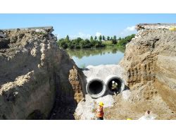 Ceyhan'da Yağmur Suyu Şebekesi Çalışmaları Sürüyor