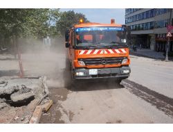 Barikatların Kaldırıldığı Yollarda Temizlik Yapılıyor