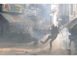 Polis, Taşla Saldıran Gruplara Biber Gazı İle Müdaha Etti