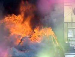 Benzin İstasyonundan Çıkan Araç Yandı, Sürücü Son Anda Kurtuldu