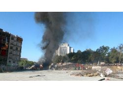 Göstericiler İş Makinelerini Ateşe Verip, Alevlere Tüp Attı