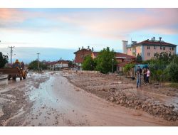 Malatya'da Belediye Ekipleri Gece 02.00'ye Kadar Su Baskınlarını Temizledi