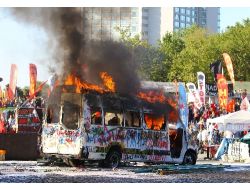 Eylemciler Bir Minibüs Daha Yaktı