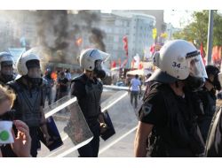 Taksim Meydanı'ndaki Polisler Akm'nin Önüne Toplandı