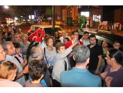 Eylemciler, 10 Kişilik Genci Görünce Kendi Arasında Tartışma Yaşadı